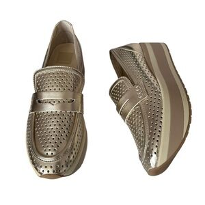 NWOB DOLCE VITA JANINE GOLD PERFORATED PLATFORM SLIP ON SIZE 8.5